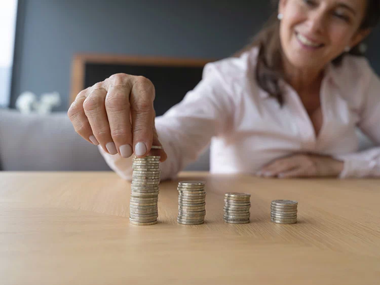 kobieta układająca monety